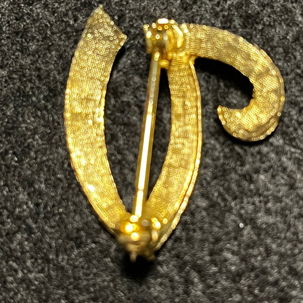 Vintage Gold Plated Cursive Letter
“V” Brooch Fashion - Rare Collectible - Picture 3 of 6
